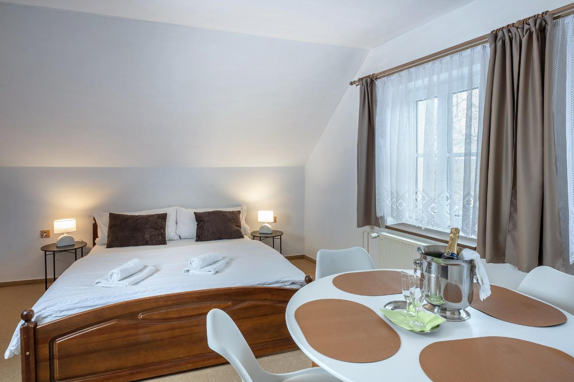 Rodinny Hotel Myslivna Třeboň Esterno foto