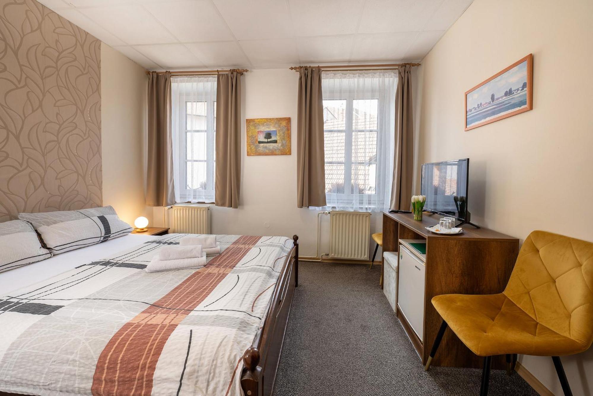 Rodinny Hotel Myslivna Třeboň Esterno foto