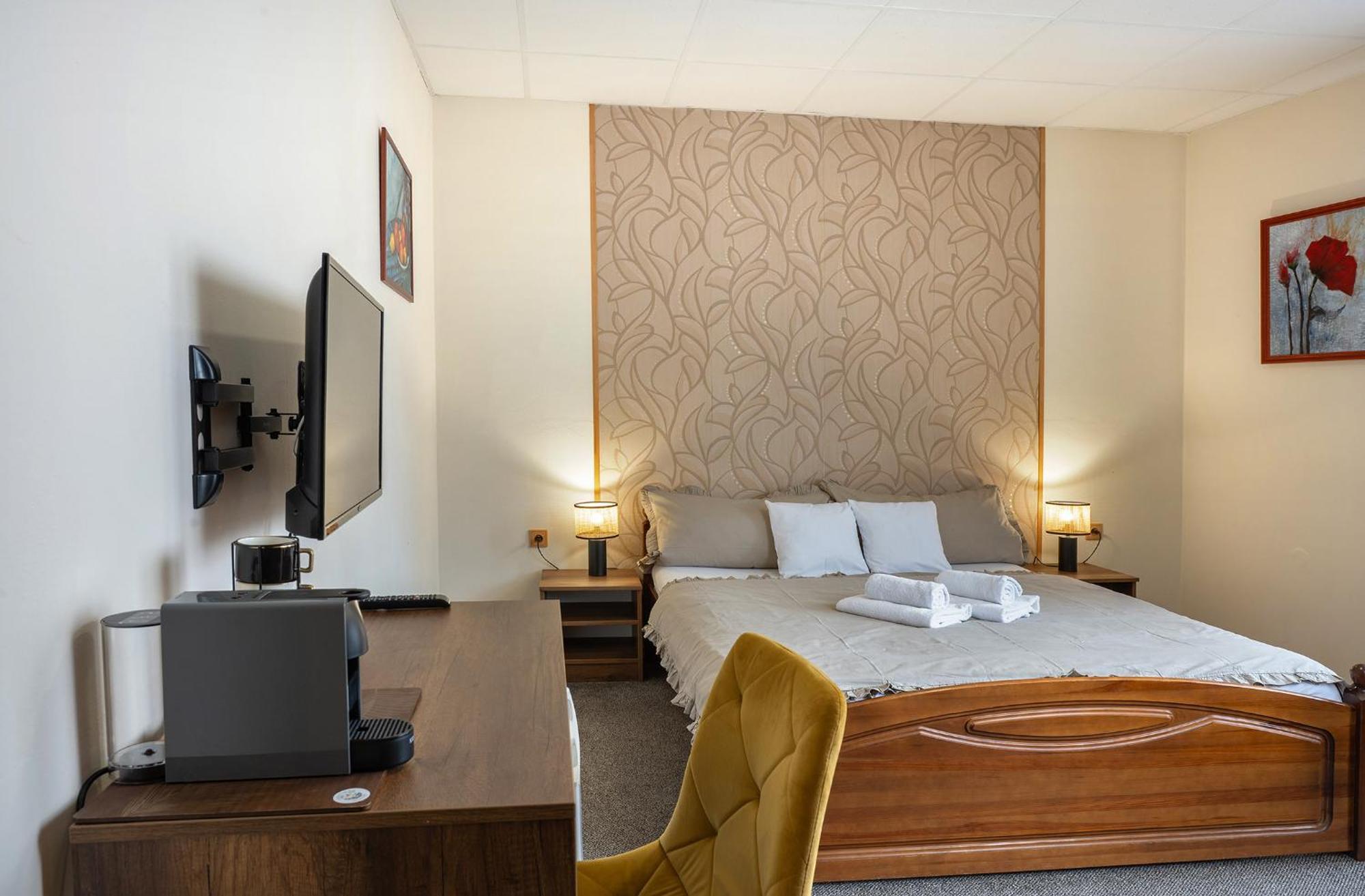 Rodinny Hotel Myslivna Třeboň Esterno foto