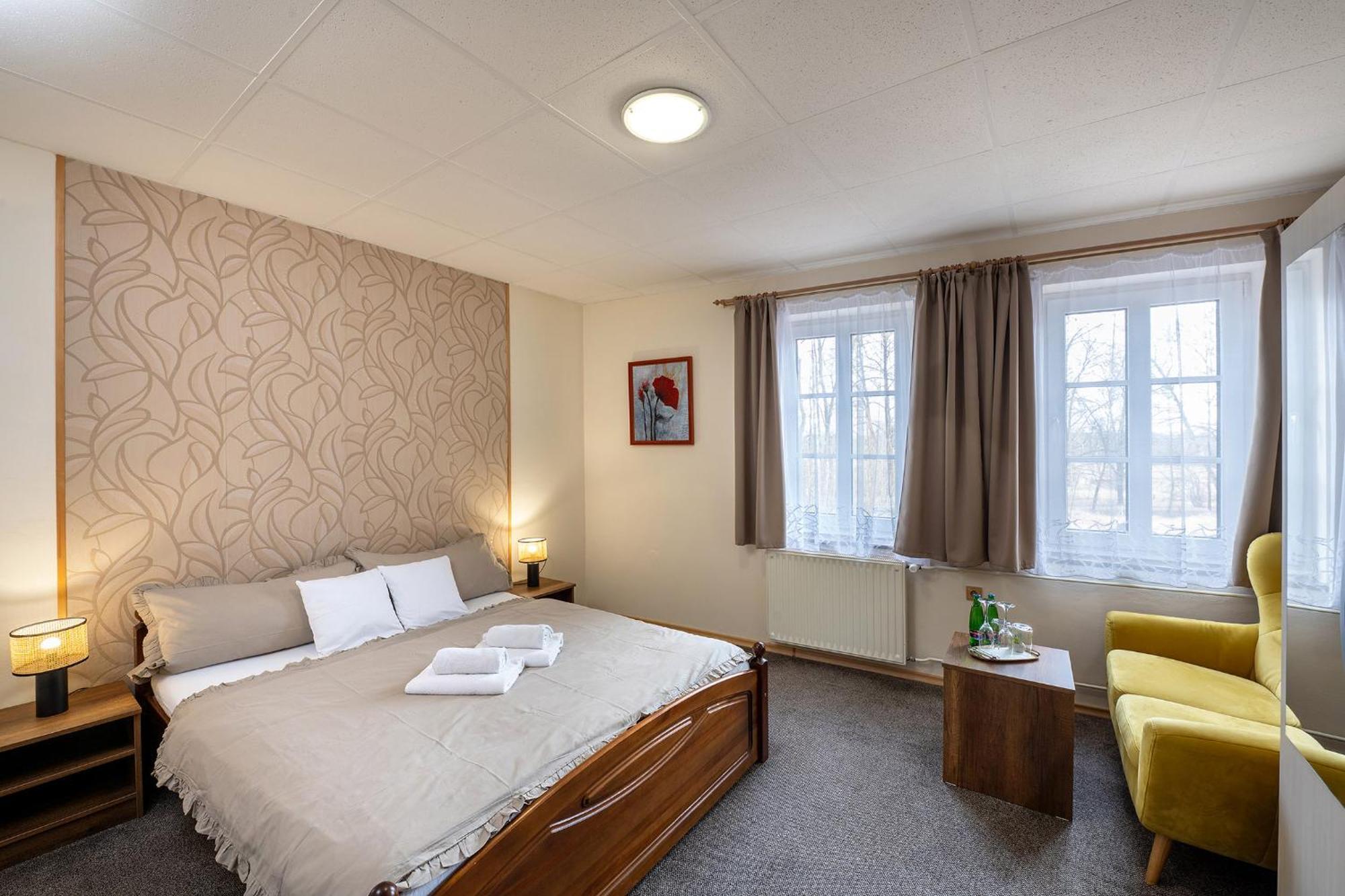 Rodinny Hotel Myslivna Třeboň Esterno foto