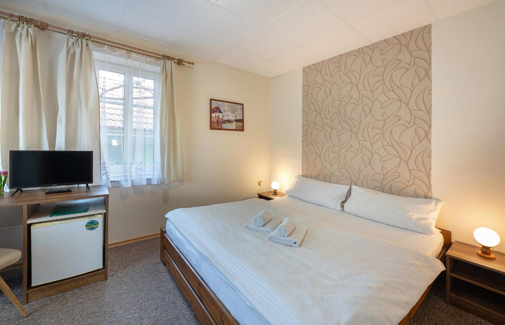 Rodinny Hotel Myslivna Třeboň Esterno foto